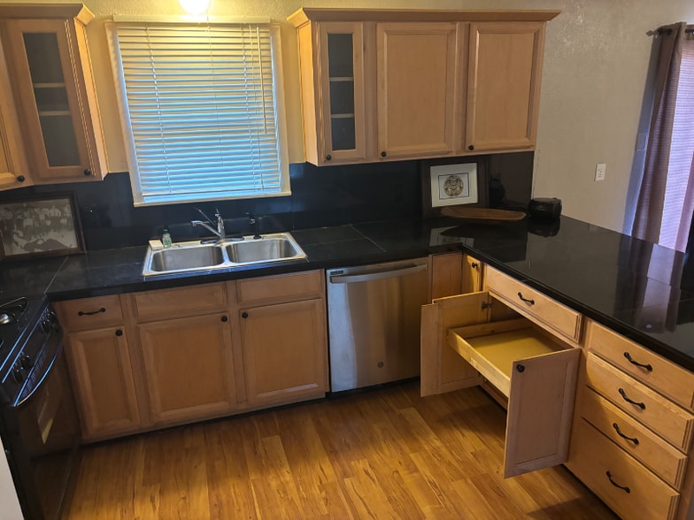 Building Photo - 1506 Fairfield Dr