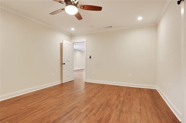 Building Photo - 1060 Regent St SW