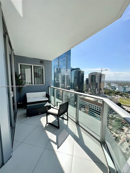 Building Photo - 1300 Brickell Bay Dr