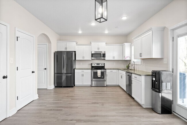 Building Photo - Pet Friendly Three Bedroom with Bonus!