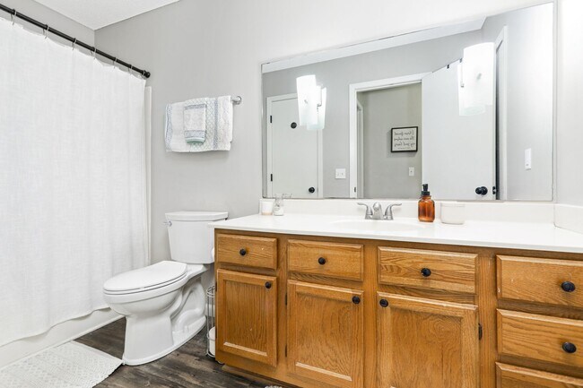 Building Photo - 3 bd, 2 bathroom, 2 car garage two level end unit town home