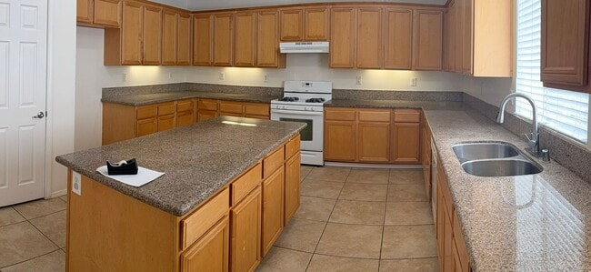 Building Photo - Large 5 bedroom / 2.5 Bathroom Perris Home