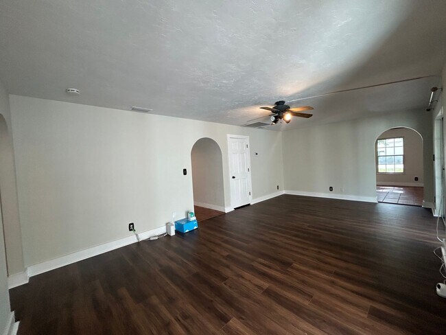 Building Photo - STUNNING 4BR/2BA Home with PRIVATE POOL & ...