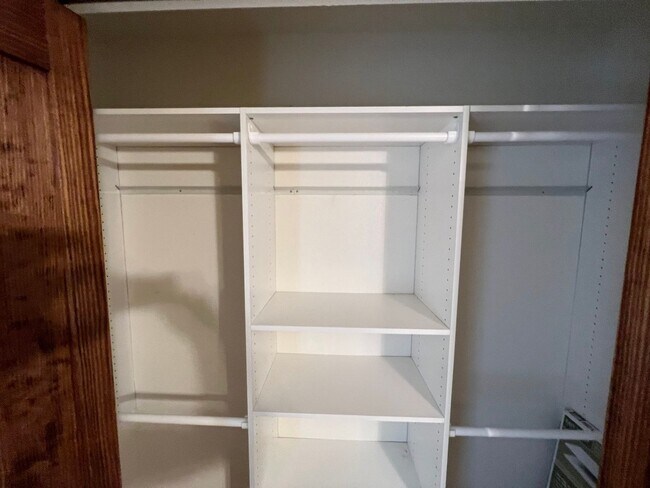 Building Photo - 409 S Broadway Ave