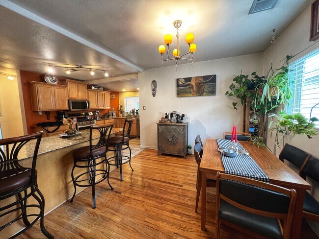 Building Photo - 310 Aliso Dr SE