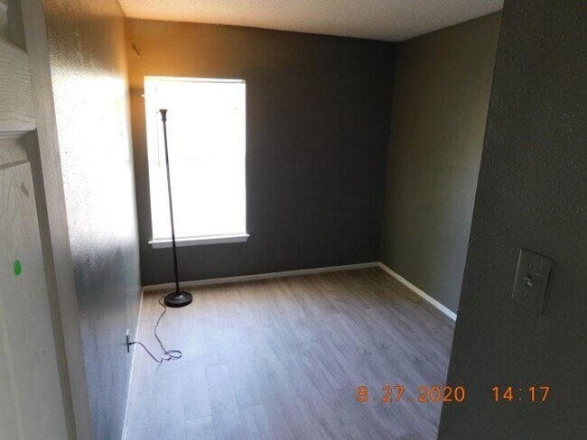 Building Photo - Nice 3 bedrooms, 2 full baths with half ba...