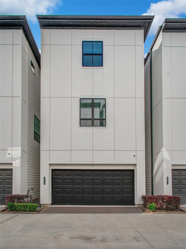 Building Photo - 2818 Grand Fountains Dr