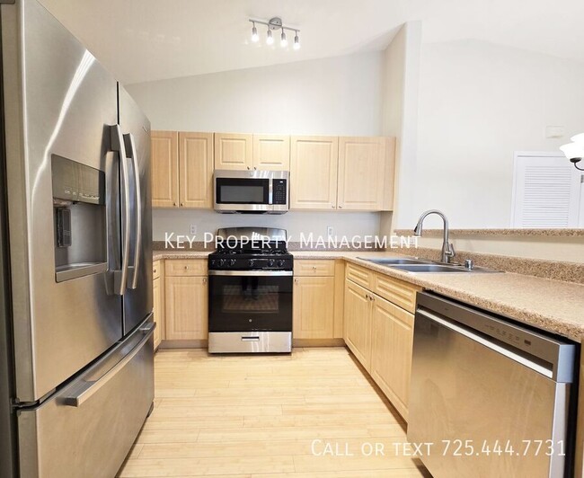 Building Photo - 2 BEDROOM 2 BATH TOWNHOME IN GATED COMMUNI...