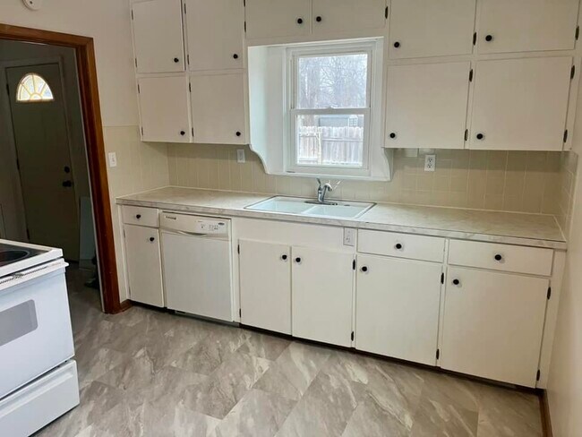 Building Photo - 118 E 4th St