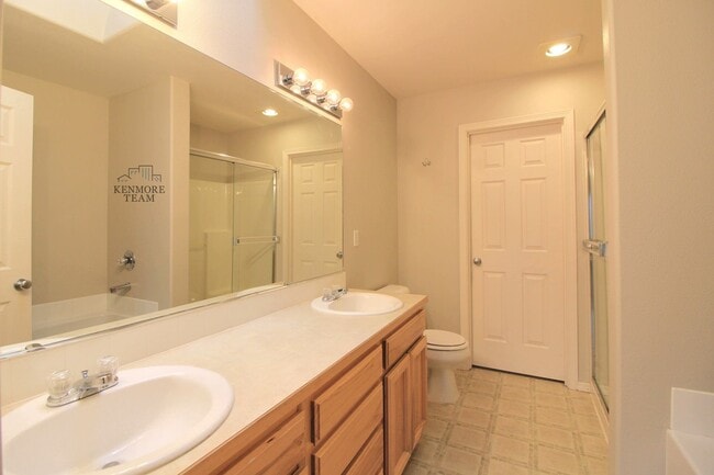 Building Photo - 3 Bedroom, 3.5 Bath Townhome in West Pasco