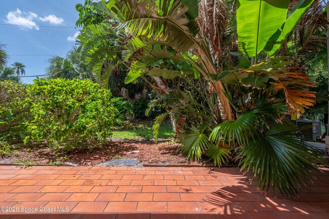 Building Photo - 105 La Costa St