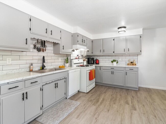 Building Photo - Unfurnished | 2 Bed / 1 Bath | NE Albuquer...