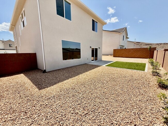 Building Photo - BRAND NEW Four Bedroom Townhome in Desert ...