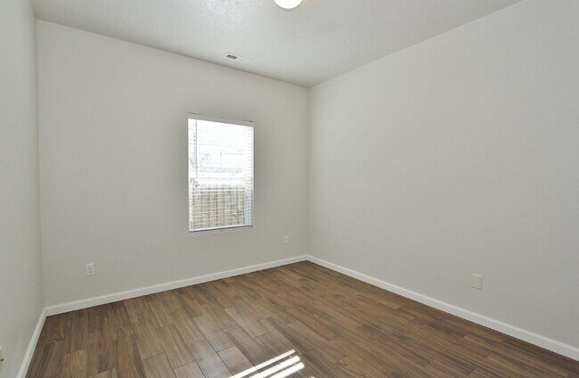 Building Photo - Spacious Home In A Beautiful Neighborhood!