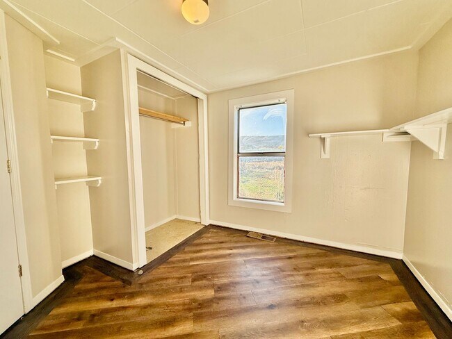 Building Photo - 210 18th St