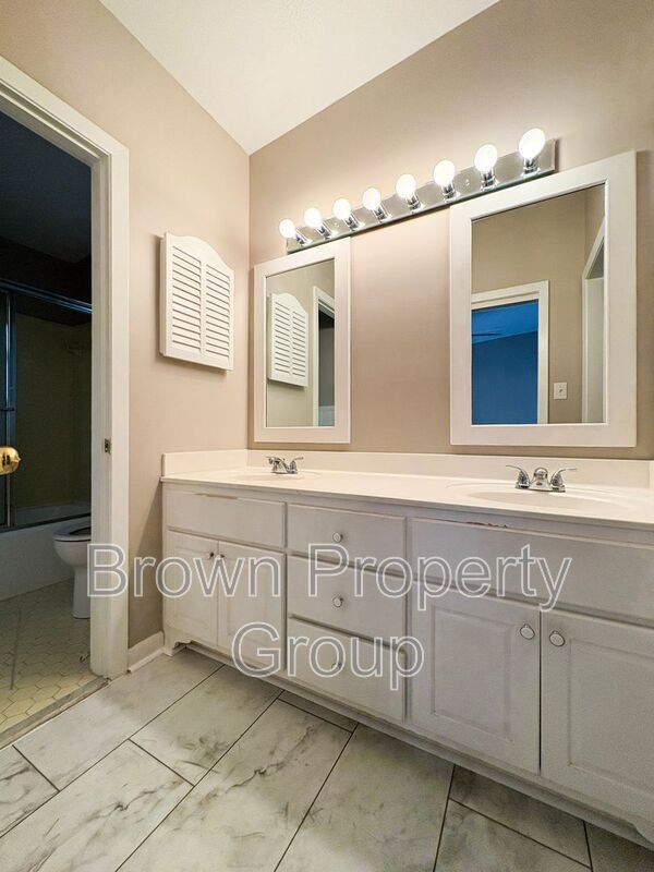 Building Photo - 3202 Cluny Dr