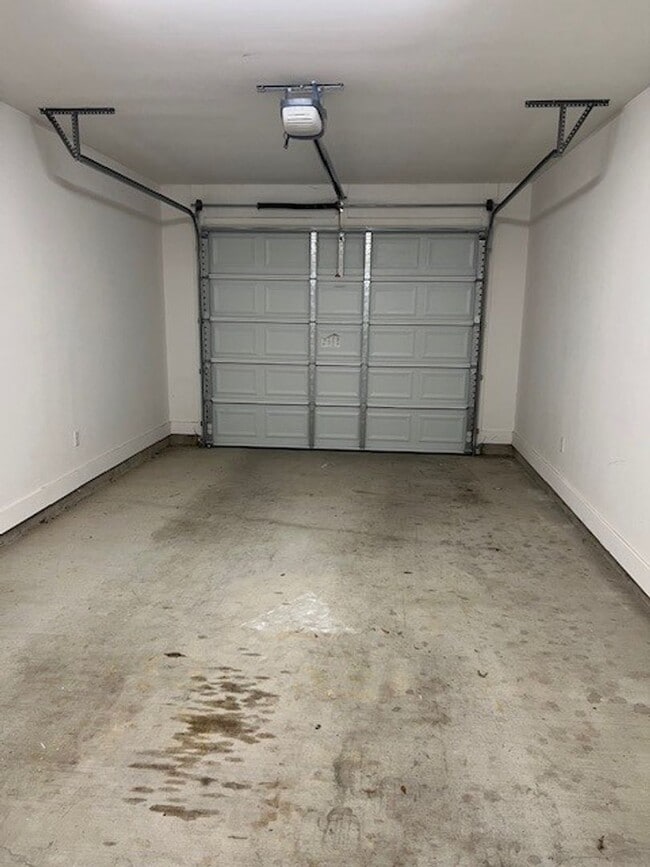 Building Photo - New 3B/2.5B Duplex Available in Lake Charles
