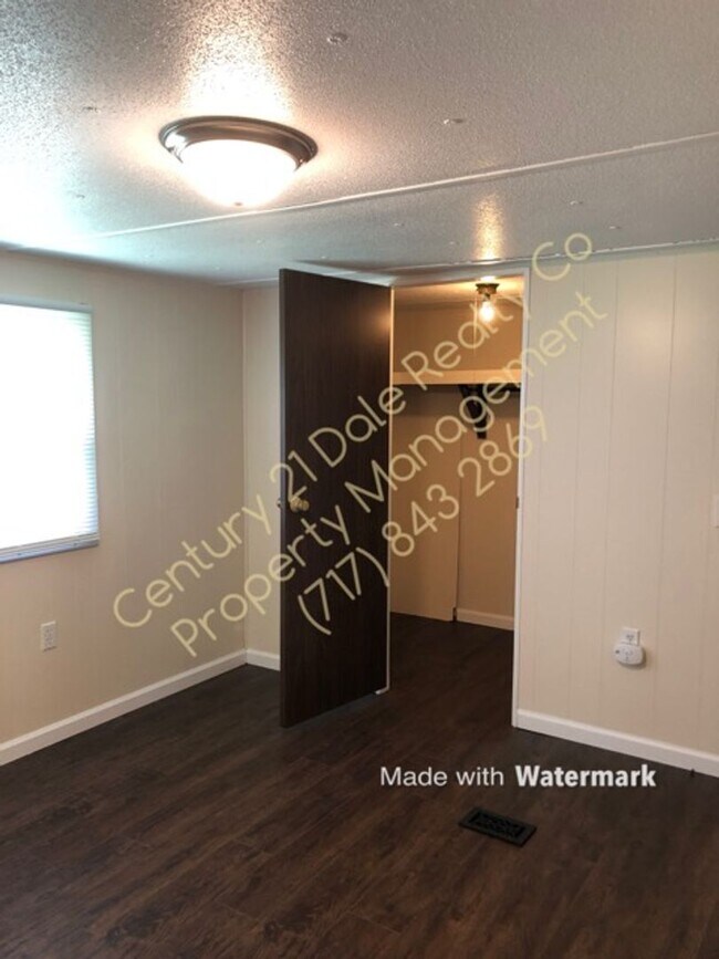 Building Photo - 2 Bedroom Home in Central School with a La...