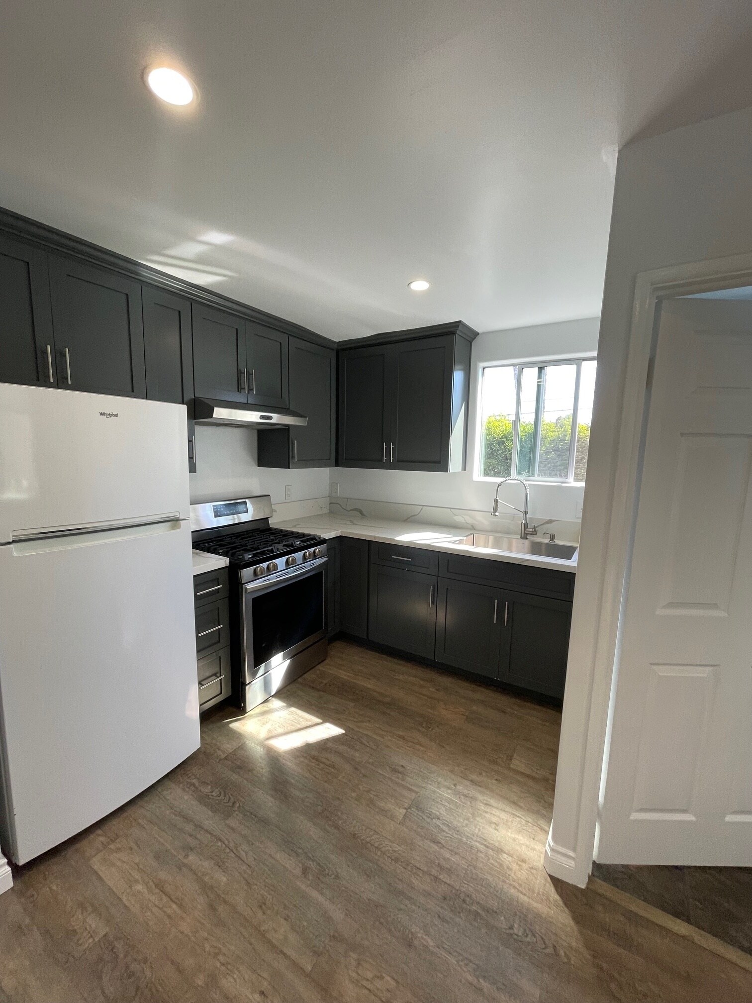 KITCHEN - 205 7th Ave