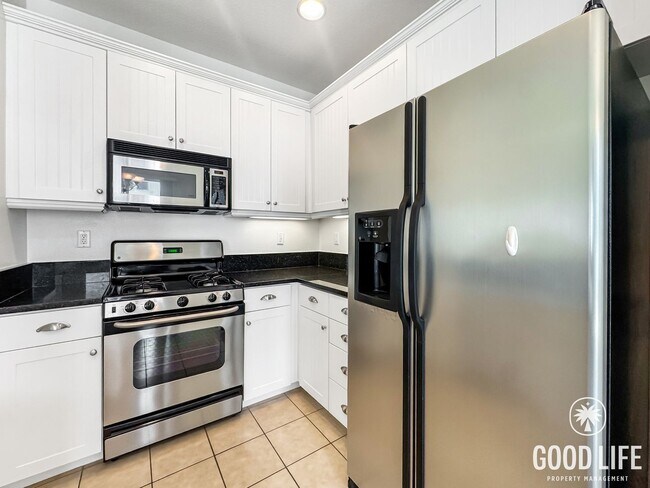 Building Photo - Beautiful 2B/2.5BA Townhouse in Oceanside w/ Washer/Dryer, Attached Garage, and AC!