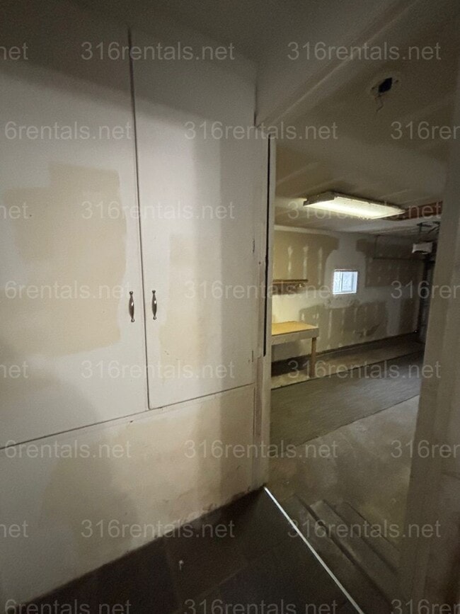 Building Photo - 3 bed 1 bath house for rent now!