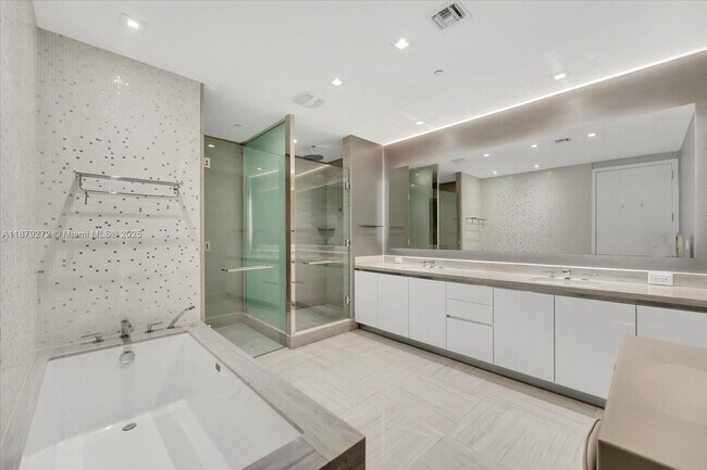 Building Photo - 16901 Collins Ave