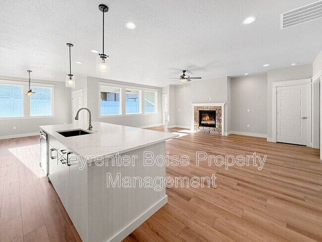 Building Photo - 4401 E Wedge St