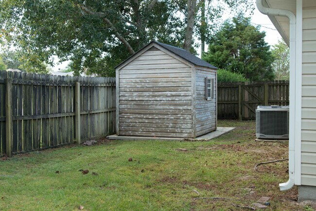 Building Photo - "Charming 3-Bedroom Retreat with 2 Full Baths in Mary Esther, FL!"