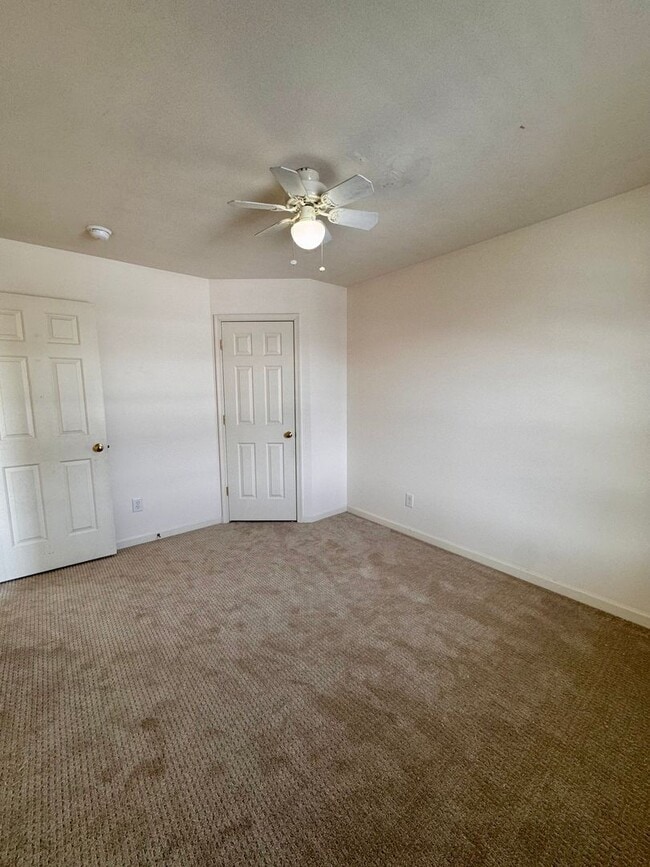 Building Photo - End Unit Townhome for Rent in Taylor Springs