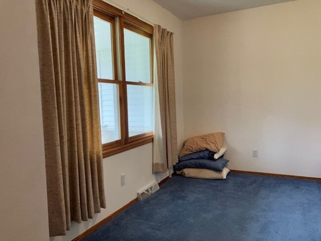 Building Photo - Spacious 4 bedroom, 2.5 Bath Two Story Home