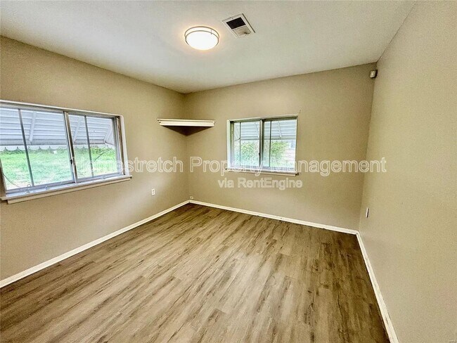 Building Photo - 10051 Royal Dr