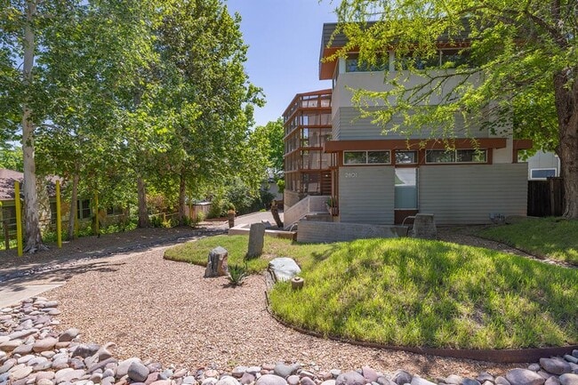 Building Photo - 2801 Oak Crest Ave