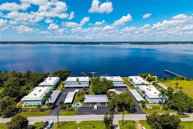 Building Photo - 3225 E Riverside Dr