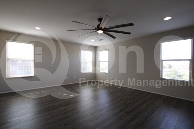 Building Photo - 12123 W Cottontail Ln