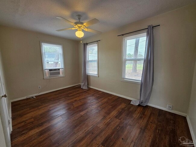 Building Photo - 203 SE Syrcle Dr