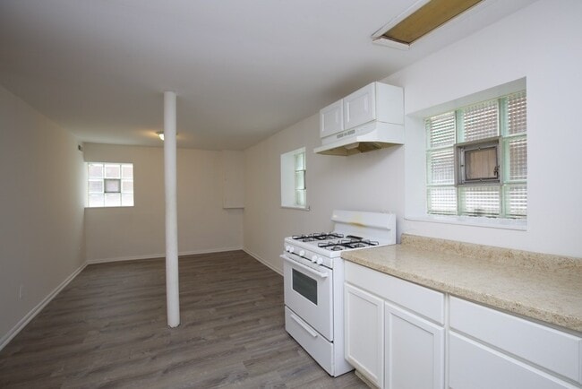 Building Photo - 3954 N Janssen Ave