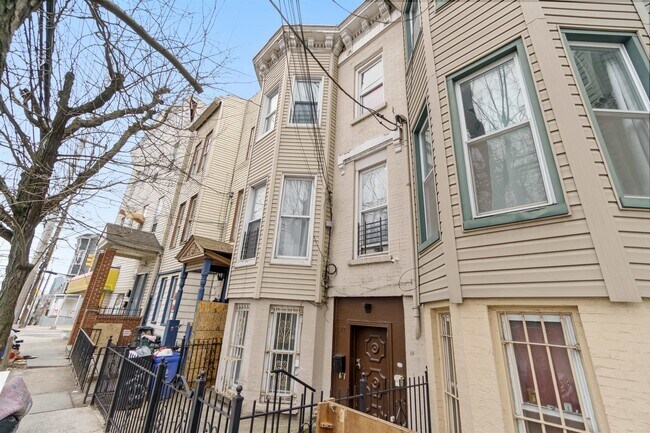Building Photo - 477 Mercer St