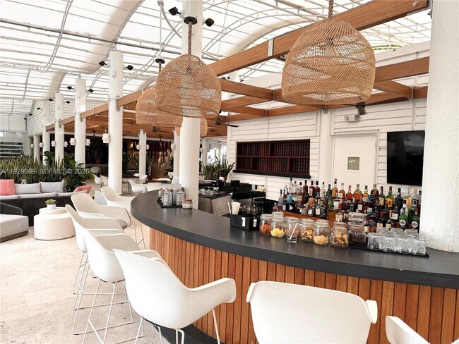 Building Photo - 1000 South Pointe Dr