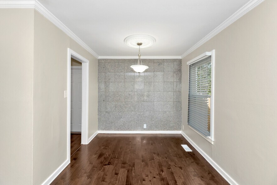 Building Photo - 3116 Hale Dr SW