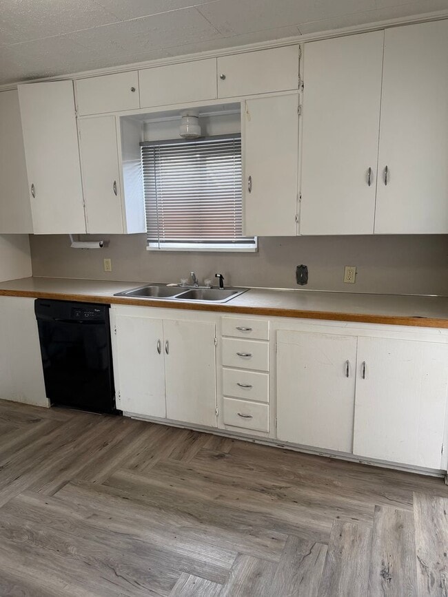 Building Photo - 2 bedroom, 2 bathroom house.