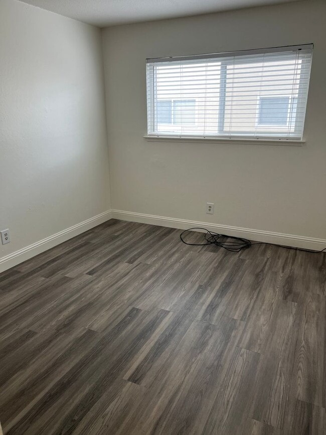 Building Photo - NICE APARTMENT IN ROSEVILLE!!