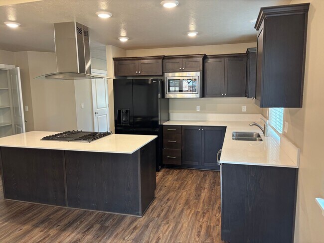 Building Photo - Newer Home in Redmond with Large Fenced Ba...