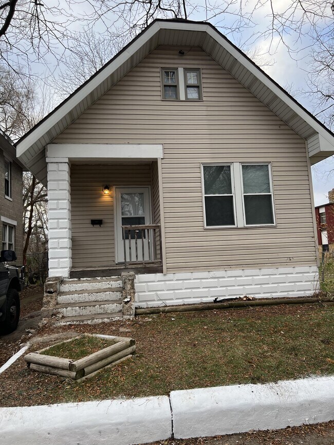Building Photo - 1011 S Greenlawn Ave