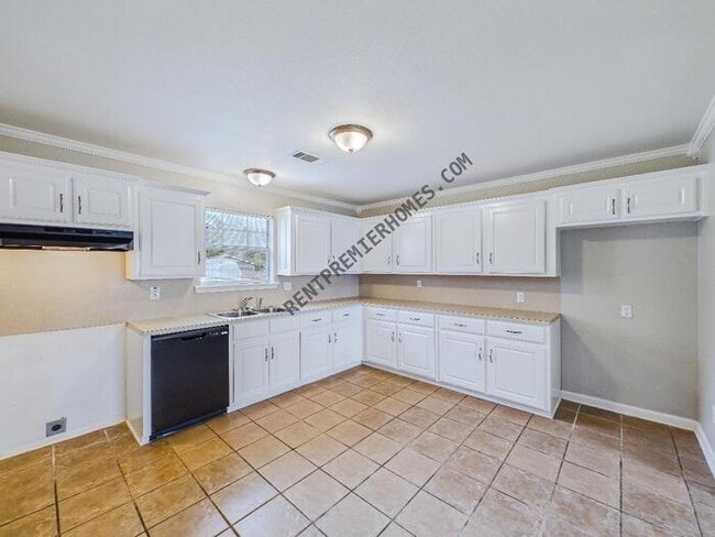 Building Photo - 14 Stephens St