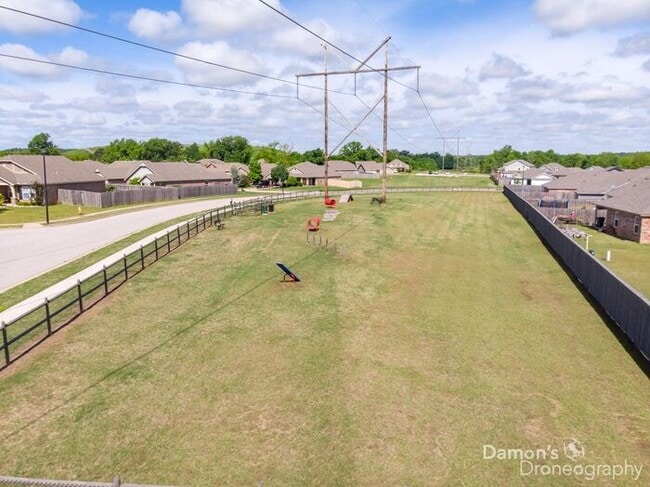 Building Photo - 3 Bed, 2 Bath Home with Garage / Pet-Friendly / Available Now!