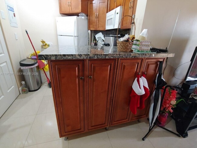 Building Photo - 690 W Park Dr