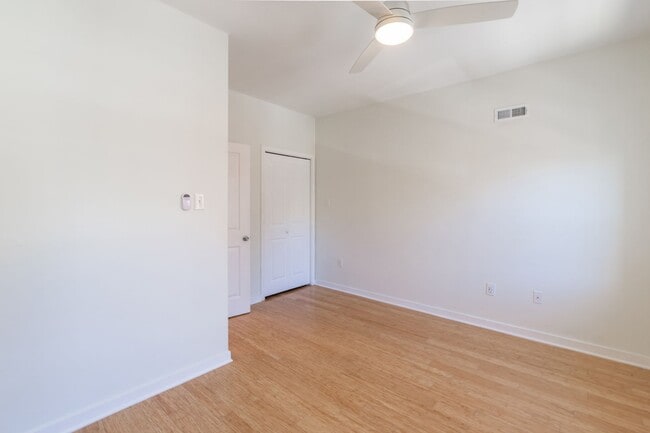 Building Photo - Three Bedroom Graduate Hospital Townhome