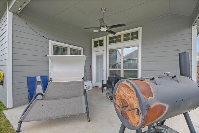 Building Photo - 3/2 in MIDWAY ISD!!