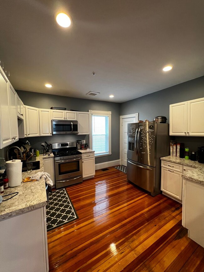 Primary Photo - Renovated Dorchester 3 Bed/2 Bath Condo on...