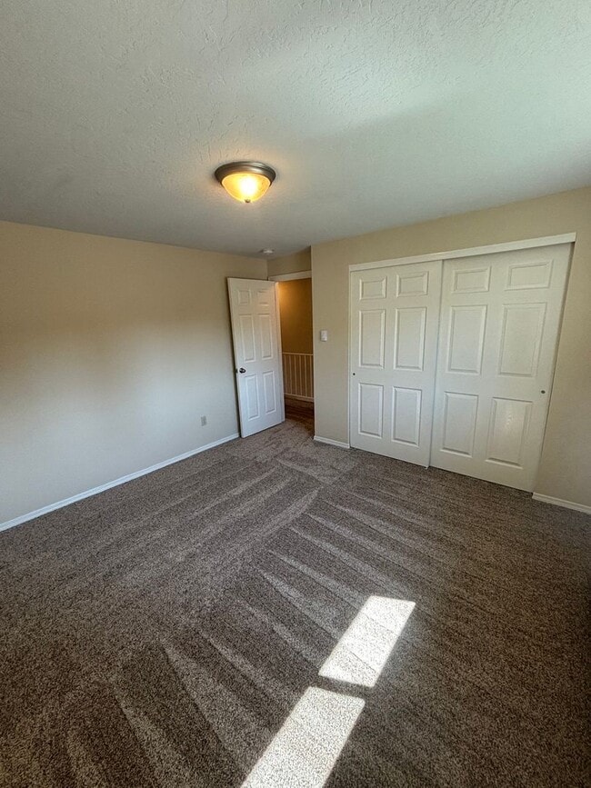 Building Photo - 13th St Townhome
